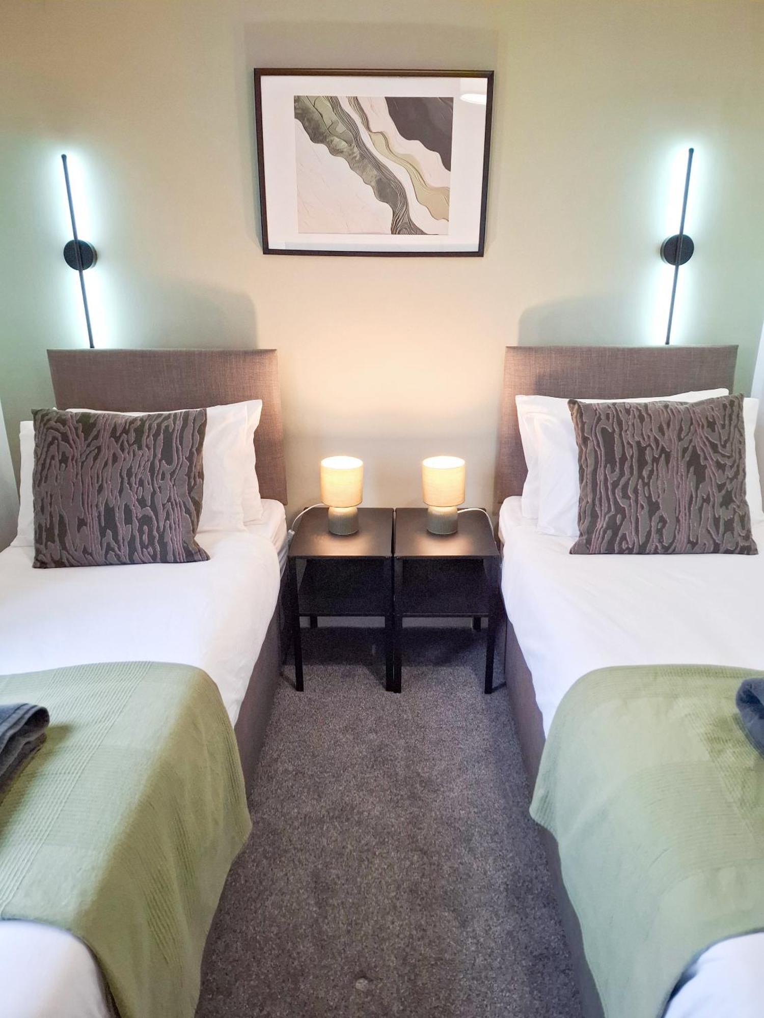 Beautiful, Modern Bright House With Parking, Fast Wifi, Sleeps 5 Holiday home *