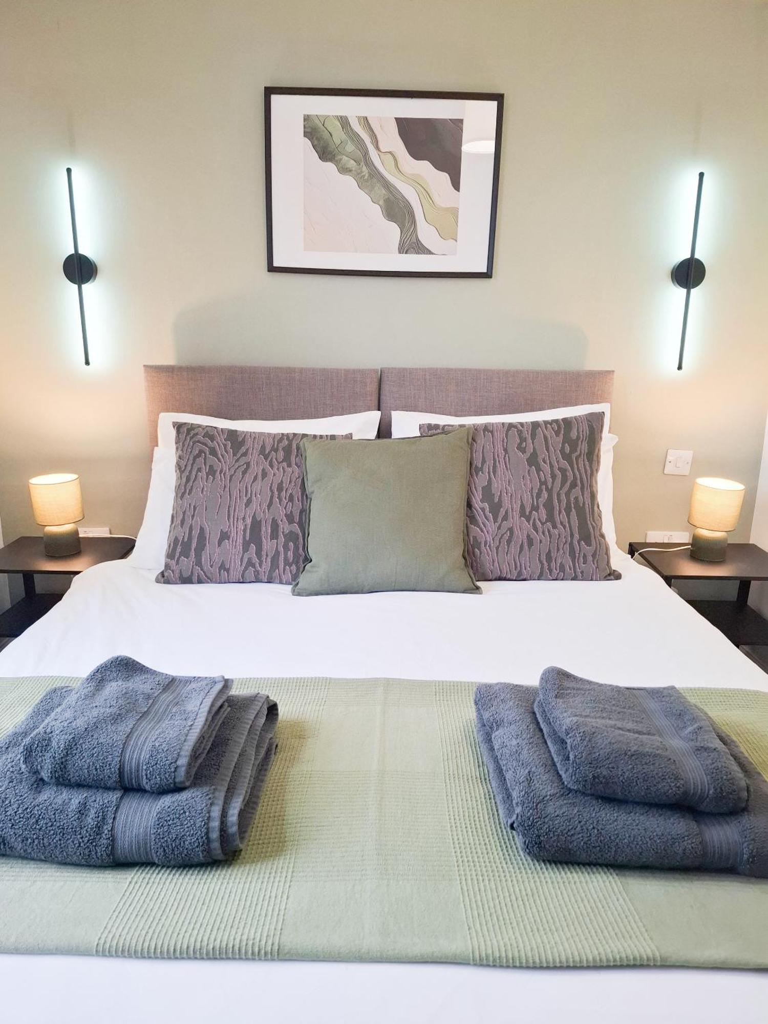 Beautiful, Modern Bright House With Parking, Fast Wifi, Sleeps 5 *