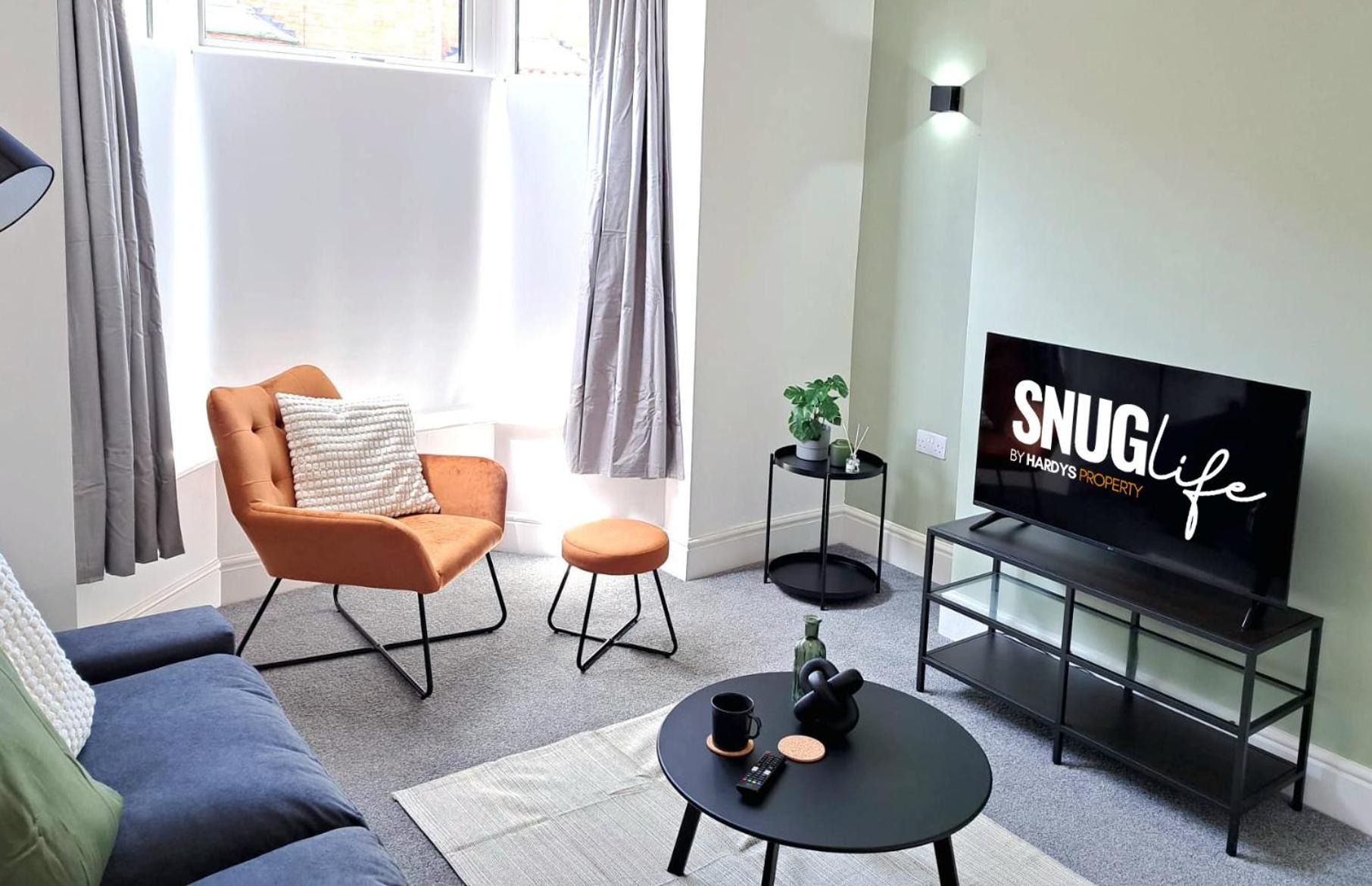 Beautiful, Modern Bright House With Parking, Fast Wifi, Sleeps 5 Holiday home *