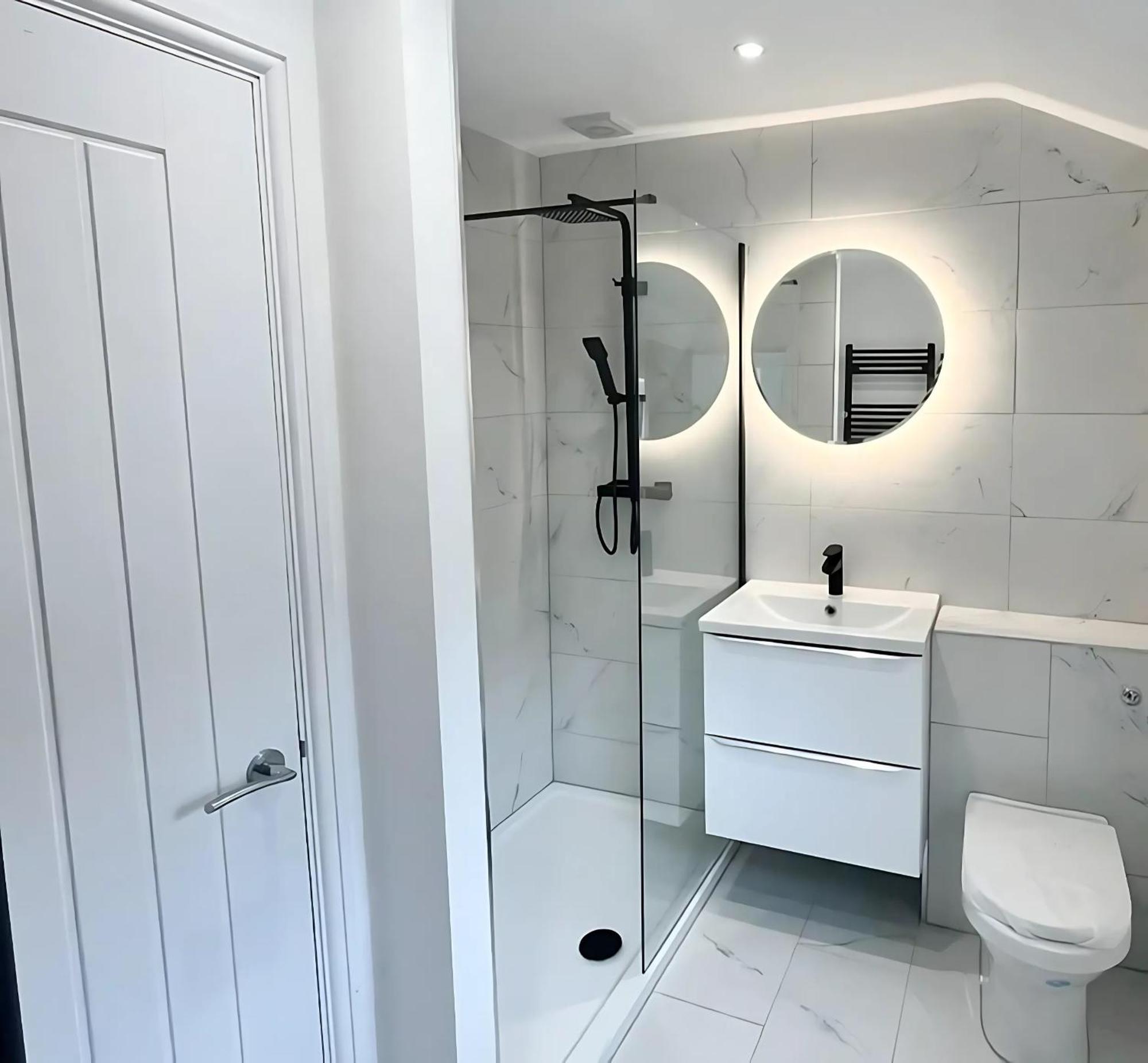 Beautiful, Modern Bright House With Parking, Fast Wifi, Sleeps 5 Holiday home *